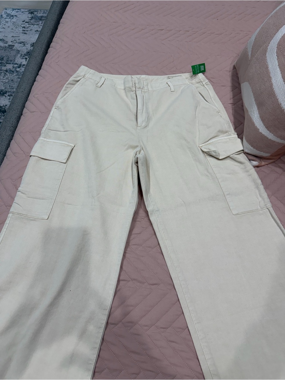 GAP Loose Khaki Cargo Pants in Cream